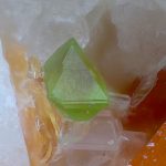 Gahnite on spessartine: Carnauba dos Dantas, Brasil, FOV 2mm